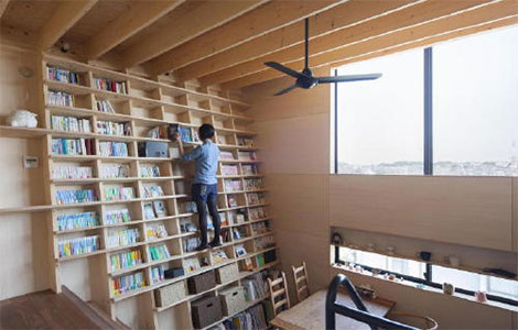 japanski dom dizajniran oko police otporne na zemljotrese laguna knjige