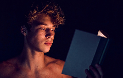 8 razloga da se zabavljate sa momkom koji čita knjige laguna knjige