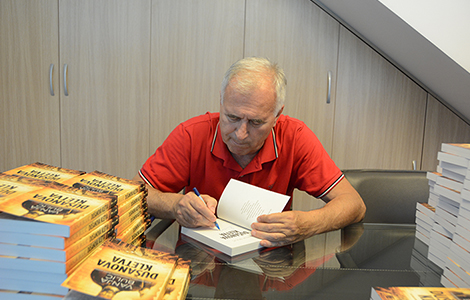 vanja bulić potpisao prvih 100 primeraka svog novog romana laguna knjige