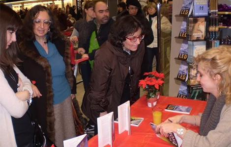 ivana mihić potpisivala knjige u mercatoru laguna knjige